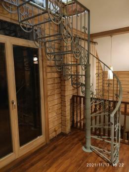 Винтовая лестница с элементами ковки